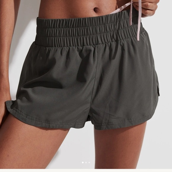 Varley | Kallin Running Short 1.5" in Olive Stone - Picture 1 of 10